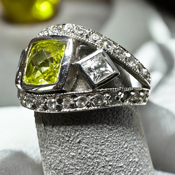 Peridot & CZ Diamonds Sterling Silver Ring Size 5.75 - Picture 7 of 14
